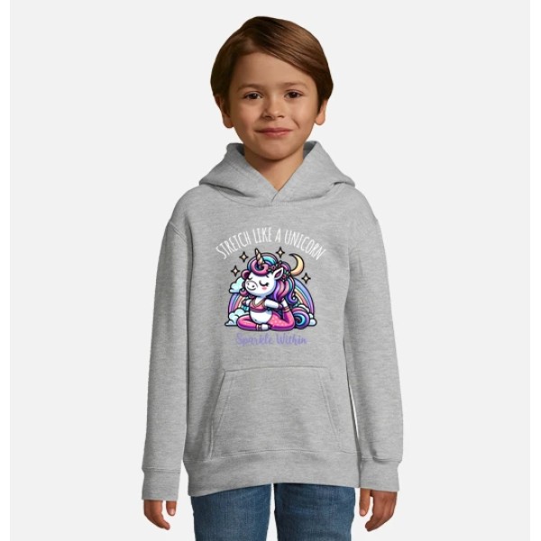 Lindo unicornio haciendo yoga